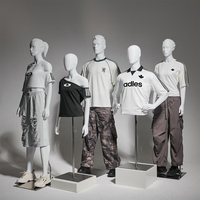 Mannequin athlétique féminin grandeur nature, pose debout avec les bras tombants, en fibre de verre avec base en métal/verre, M002-Jade-5