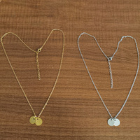 Collar de Acero Inoxidable con Mini Placa Redonda Chapada en Oro de 18K, Colgante de Disco Grabado de Acero Inoxidable, Collar de Doble Disco Estilo Moneda