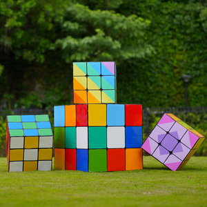 Escultura de Cubo Piramidal de FRP en Colores Brillantes, Adorno Geométrico Duradero para Centros Comerciales, Parques Temáticos y Paisajes Exteriores - Product Image 5