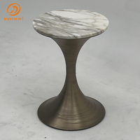 Table basse de décoration intérieure au design magnifique, pieds en laiton et plateau en marbre blanc, table en marbre d'intérieur, vente chaude
