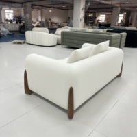 Canapé Chesterfield deux places moderne en tissu de haute qualité avec pieds en bois massif blanc pour salon