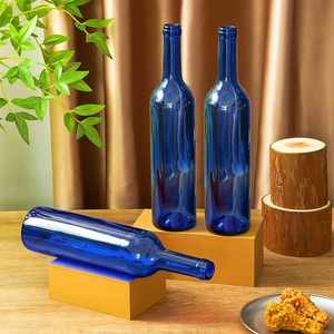 Bouteille de vin de Bordeaux en verre de 750 ml à fond plat avec bouchon - Carton de 12 - Bleu cobalt - Product Image 3