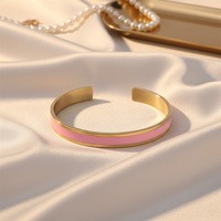 Bracelet manchette en acier inoxydable en forme de C, émail rose, en titane, simple, résistant à la transpiration et inaltérable, vente en gros d'usine