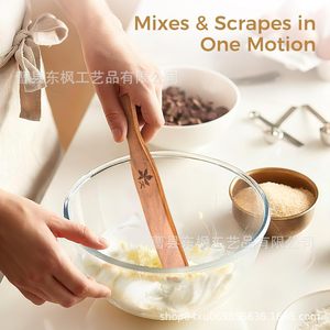 Spatule batteur à œufs en bois, lot de 2 ustensiles de cuisine légers pour mélanger les desserts et les salades - Product Image 2