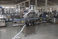 Machine de remplissage automatique à pompe magnétique pour bouteilles d'alcool liquide à large gamme de dosage, 4 têtes
