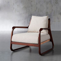 Fauteuil d'appoint moderne en bois massif avec cadre artisanal en cannage et assise rembourrée pour chambre et salon