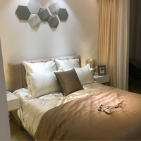 Lit plateforme moderne à profil bas avec tête de lit capitonnée en tissu, cadre en fer, rangement, lit moelleux en bois de manguier, fabriqué au Guangdong