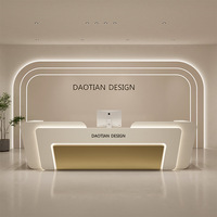 Bureau de réception professionnel moderne de luxe haut de gamme avec surface incurvée en or blanc et éclairage LED personnalisé pour hall d'immeuble commercial