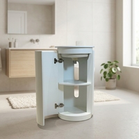 Meuble de salle de bain moderne sur pied avec vasque en céramique, design incurvé cannelé, étagères de rangement ouvertes, mobilier d'hôtel sur mesure