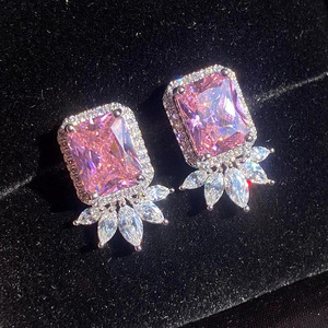 Orecchini a Perno Quadrati Rosa con Design Geometrico per Donne, Eleganti Accessori per Orecchie - Product Image 3
