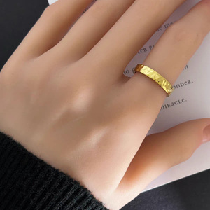 Anelli alla Moda in Acciaio Inossidabile Placcato Oro 18K PVD con Motivo a Ghiaccio Frantumato e Texture Martellata a Mano - Product Image 3