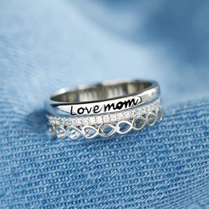 Anello Inciso 'Mom' per Donne, Regalo Romantico ed Elegante, Gioiello da Dito - Product Image 6