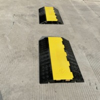 Rampe de protection de câbles en caoutchouc robuste avec couvercle rabattable pour la protection des câbles
