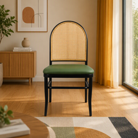 Chaise d'appoint moderne à dossier en rotin arqué avec assise rembourrée sur structure en métal noir