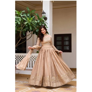 Ensemble de lehenga brodé le plus vendu pour femmes, idéal pour les mariages et les fêtes, avec un magnifique dupatta assorti, disponible au meilleur prix - Product Image 4