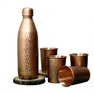 ขวดน้ำทองแดงโค้งมนสวยงาม ลายเส้นออร์แกนิคเงางาม ขวดทองแดงลายพื้นผิว - Product Image 1