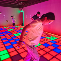 Salle de jeux interactive avec sol de danse méga à LED en plastique, activée par le sol, pour jeux de sport en intérieur, aire de jeux publique