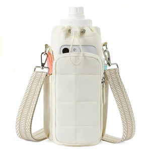 カスタムロゴ入りウォーキングランニングRFIDブロッキングナイロンキルティングクロスボディウォーターボトルスリングバッグ（ギターストラップ付き） - Product Image 1