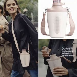 Botella de Agua de Viaje de Acero Inoxidable Aislada, Negra, de 23 oz, Libre de BPA, con Correa, Tapa de Tritán a Prueba de Fugas y Pajita Extraíble - Product Image 2