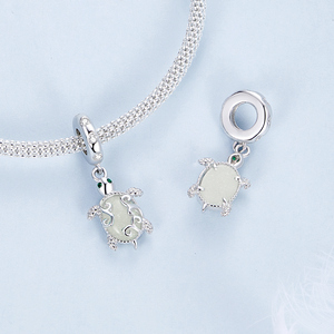 Breloque tortue plaquée argent avec incrustation d'opale et yeux verts, pendentif animal mignon pour cadeau unisexe - Product Image 3