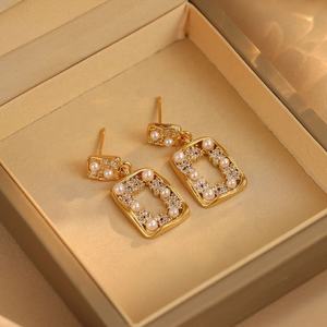 Pendientes de Aguja de Plata con Incrustaciones de Microperlas Doradas de Estilo Palacio Retro de Alta Gama para Mujer, Nuevos y Modernos - Product Image 6