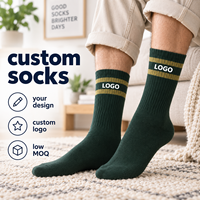 Chaussettes côtelées vert foncé personnalisées avec bordure rayée dorée, logo tricoté, illustration personnalisée, couleurs d'équipe, service OEM ODM