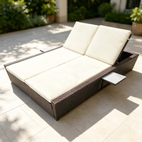 Chaise longue double en rotin pour l'extérieur avec plateau latéral pour gobelets, lit de repos en osier