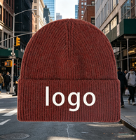 Bonnet en tricot côtelé vierge en gros avec logo brodé personnalisé, bonnet d'hiver en acrylique rouge brique uni à revers