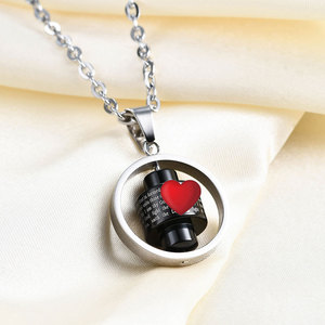 Collier avec pendentif creux rotatif en acier inoxydable avec motif de lettres anglaises pour un usage quotidien - Product Image 3