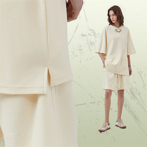 Polo de gofres para hombre de estilo callejero Logotipo bordado personalizado Ropa informal y de golf - Product Image 3