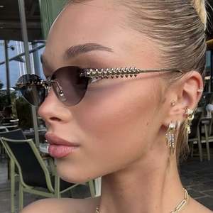 Gafas de Sol de Moda de Lujo 2025 con Logotipo Personalizado, Montura Metálica sin Aro, Protección UV400, Patillas Roscadas, Estilo Ojo de Gato para Mujer - Product Image 4