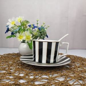 ขายส่งสินค้าใหม่ที่มีคุณภาพสูงเซรามิกกระดูกจีนถ้วยกาแฟและจานรองขอบทองแต่งงาน - Product Image 2