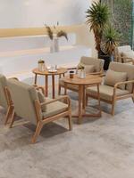 Ensemble table et chaises de café personnalisable en bois massif, style minimaliste moderne, pour 4 personnes, idéal pour bars, maisons d'hôtes, librairies, salons de thé, cafés