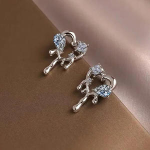 Orecchini a perno Futuronica a forma di cuore, placcati argento, con zirconi ovali incastonati a castone, gioielli unisex di tendenza, idea regalo - Product Image 4