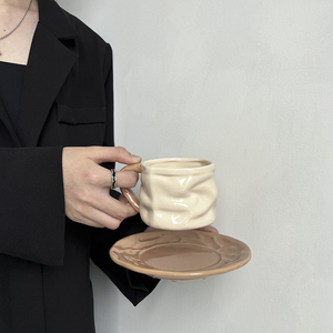BloomSip Ensemble tasse à café et soucoupe en céramique sculpturale froissée, Mug artistique froissé couleur <span class=keywords><strong>crème</strong></span>, Vente en gros, Logo personnalisé, OEM ODM, Cadeau esthétique - Product Image 4