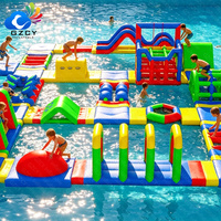 Parc aquatique gonflable commercial flottant avec parcours d'obstacles, pour l'location en entreprise, idéal pour les événements estivaux en lac, mer, station balnéaire ou plage.
