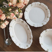 Assiette en céramique à motif de rose peinte à la main de style vintage français rétro et tasses à café et soucoupes créatives de petite taille et de haute valeur