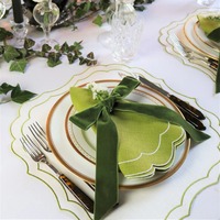 Décoration de table de mariage vintage, sets de table en lin blanc à bordure festonnée, bordure verte cousue, sets de table en tissu réutilisables pour cocktails