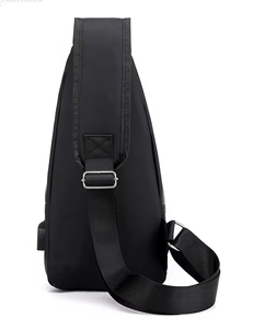 Sacs de poitrine personnalisés avec logo, grande capacité, port de chargement USB, en nylon durable avec fermeture éclair, pour activités de plein air, affaires, mode, en PU - Product Image 4