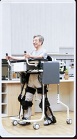 Exosquelette de réadaptation à mouvement fluide pour l'entraînement à la marche