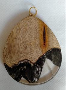 Collier à pendentif unique en résine de bois artisanal pour femmes nouvel accessoire de mode tendance collier à pendentif en bois en résine transparente - Product Image 2