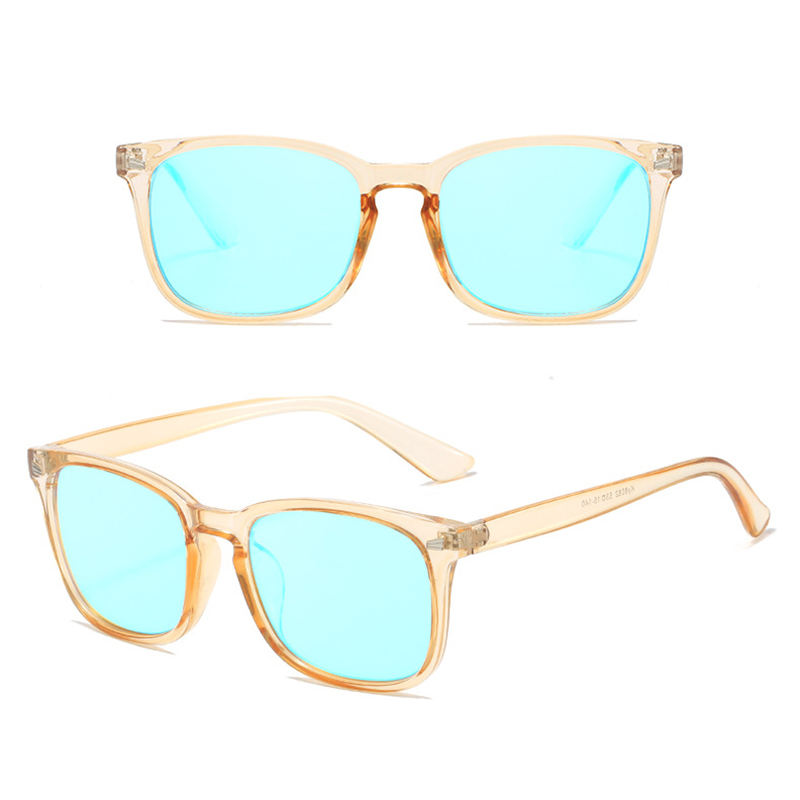 สีน้ำตาลใส