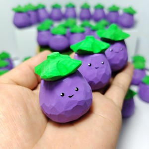 Porte-clés artisanal en bois sculpté en forme d'aubergine, pendentif dessin animé en bois de tilleul, accessoire de voiture, cadeau pour amis - Product Image 4