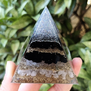 Ornement pyramidal en cristal Kogiya, obsidienne à pointe argentée, cristal blanc, gravure interne, décoration d'intérieur - Product Image 4