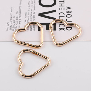 Hebilla de metal con forma de corazón, chapada en oro, accesorios para bolsos DIY, adorno de conexión a la moda para la fabricación de joyería hecha a mano - Product Image 1