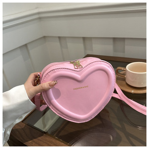 Borsa a tracolla a forma di cuore 2024 stile <span class=keywords><strong>fresco</strong></span> da donna graziosa Mini borsa d'amore con lettera alla moda borsa a tracolla impermeabile alla moda per - Product Image 1