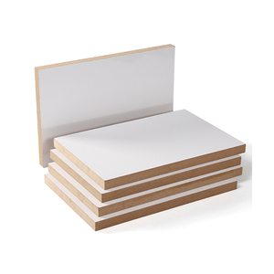 Tablero de MDF Q de 4x8, 3mm, 12mm, 16mm, 18mm, Lámina de MDF Recubierta de Melamina Blanca para Muebles de Interior, Aprobado por <span class=keywords><strong>FCS</strong></span> - Product Image 1