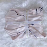 Ensemble de pyjama sexy en satin de style victorien : haut à manches courtes à col boutonné rayé rose, short et pantalon long, ensemble intime