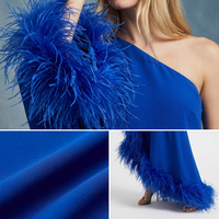 Handgefertigtes Luxus-Abendkleid mit Federbesatz aus Satin, Maßanfertigung OEM/ODM