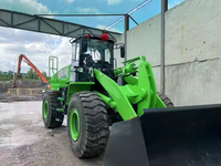 Chargeuse sur pneus électrique 856HE 5,8 tonnes avec godet de 3,5 m³ et borne de recharge pour un chargement rapide